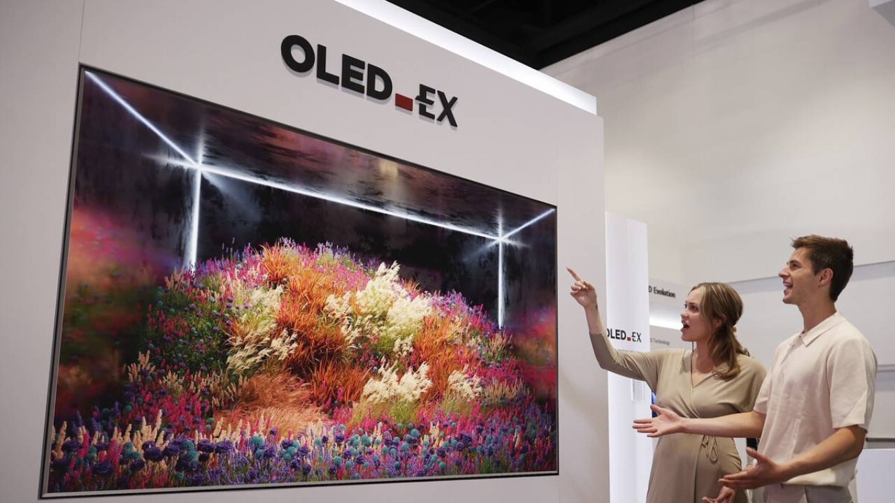 LG OLED Flex: innovative TV with bendable 42-inch OLED display ...