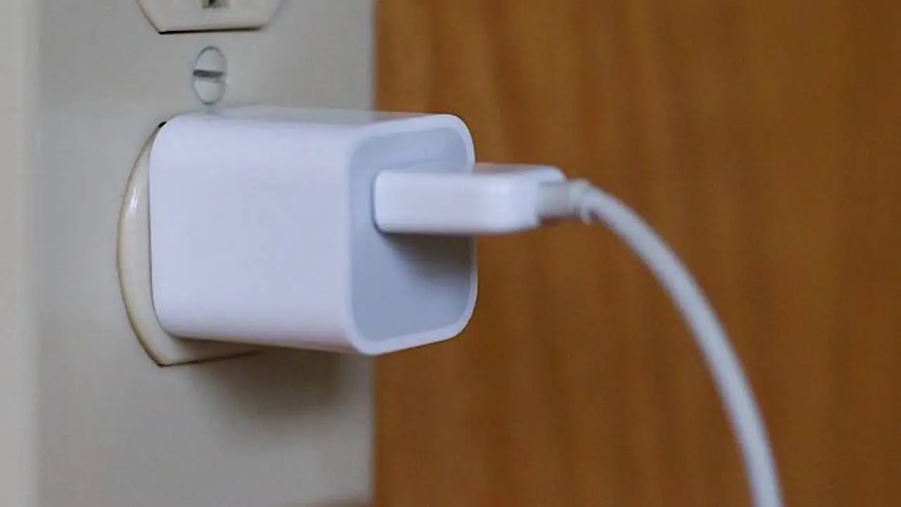 Does leaving a charger in the socket waste electricity?