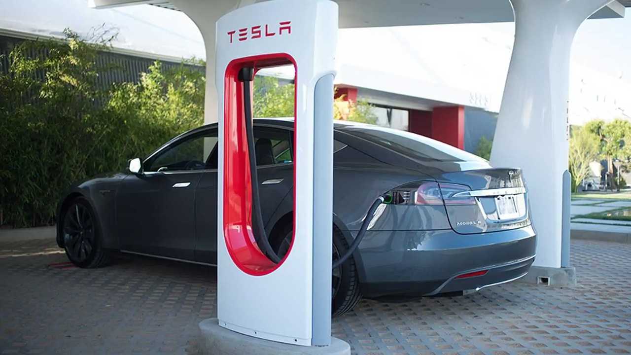 Tesla “Drive on Sunshine” unveiled! Finally, solar-power for EV’s