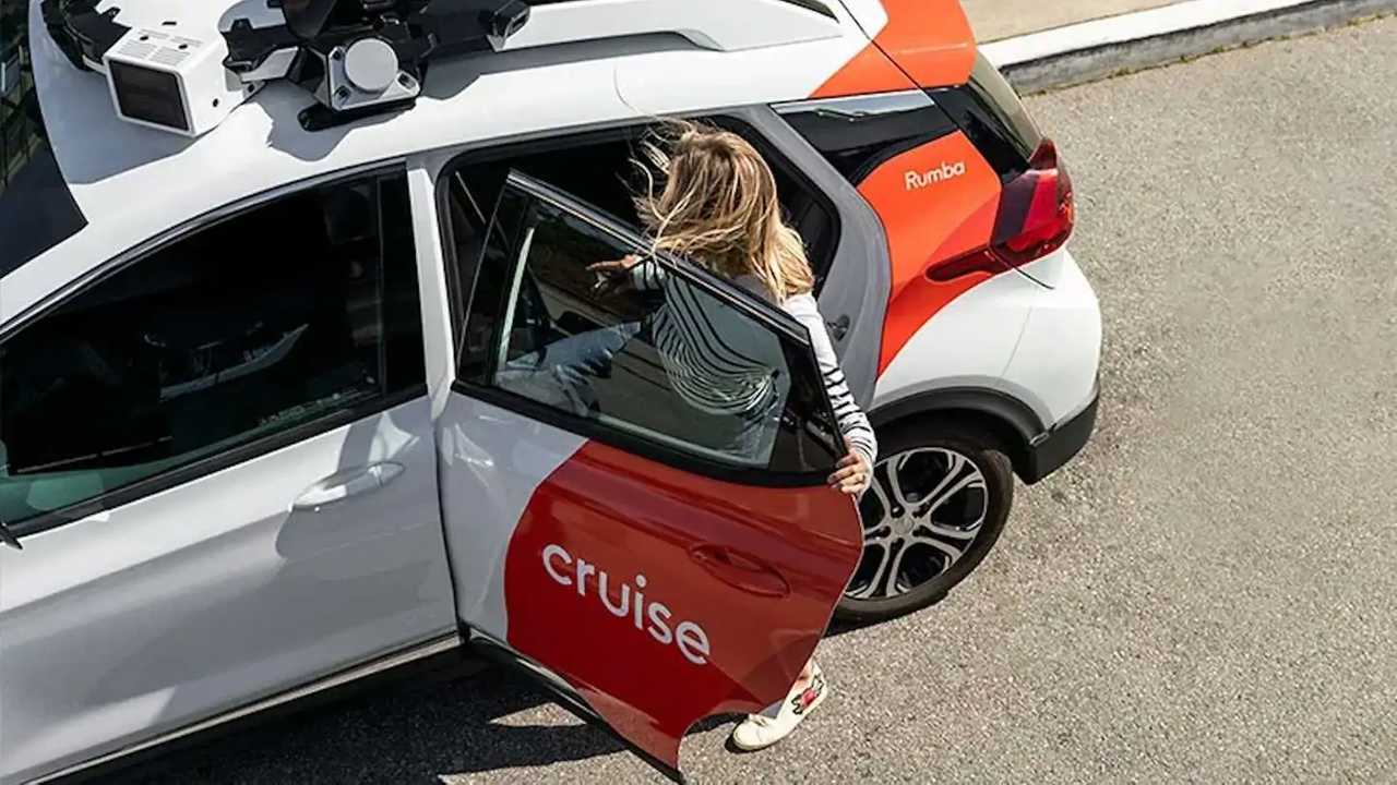 Cruise’s 300 robotaxis: Crash leads to update!