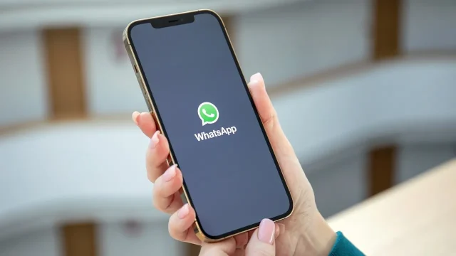 What does it mean when the WhatsApp security code changes?