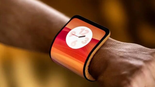 It left their mouths open A watch-shaped phone from Motorola!