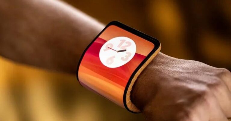 It left their mouths open A watch-shaped phone from Motorola!