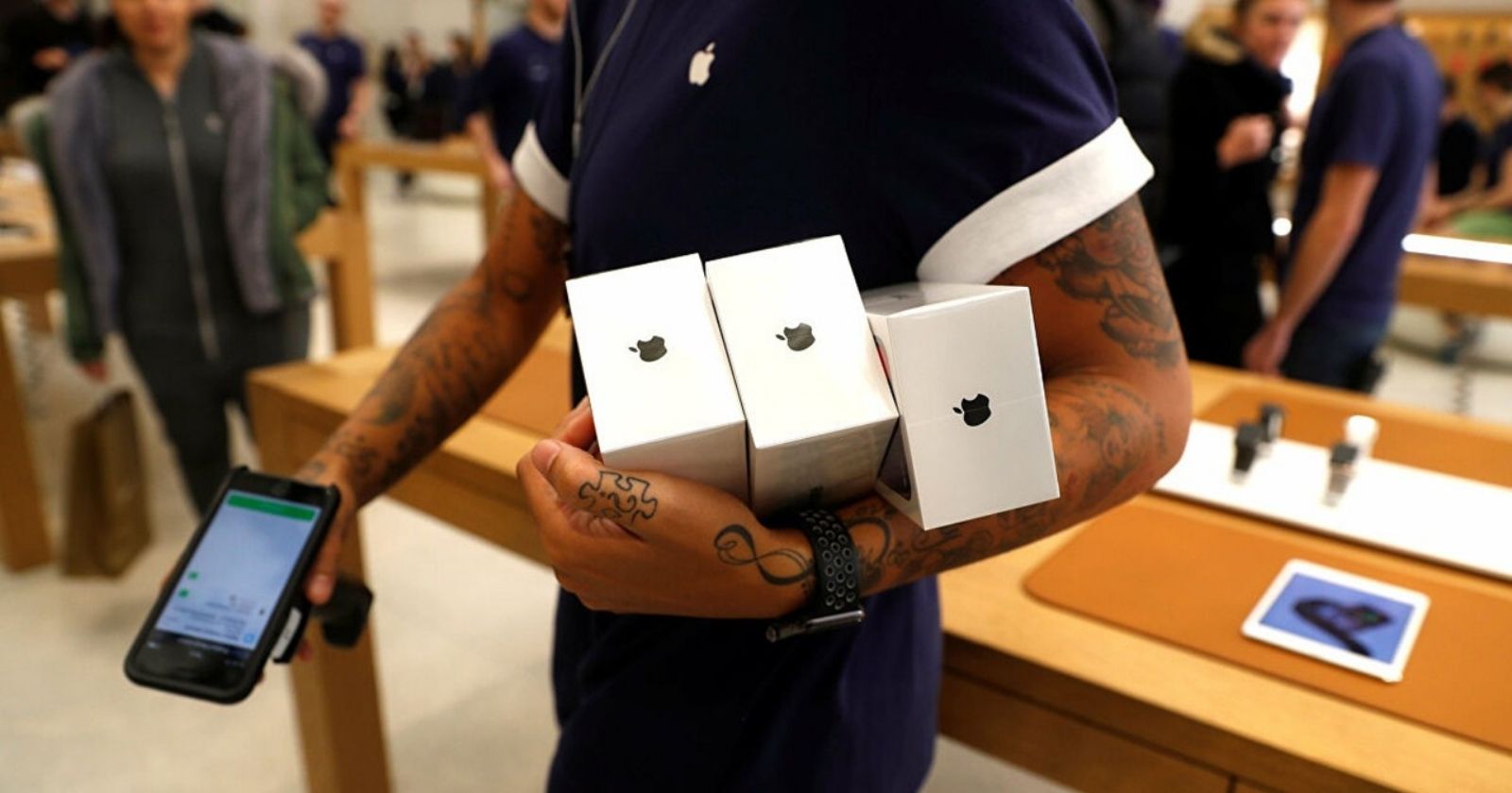 Scammers replaced thousands of fake Apple products with the real ones!