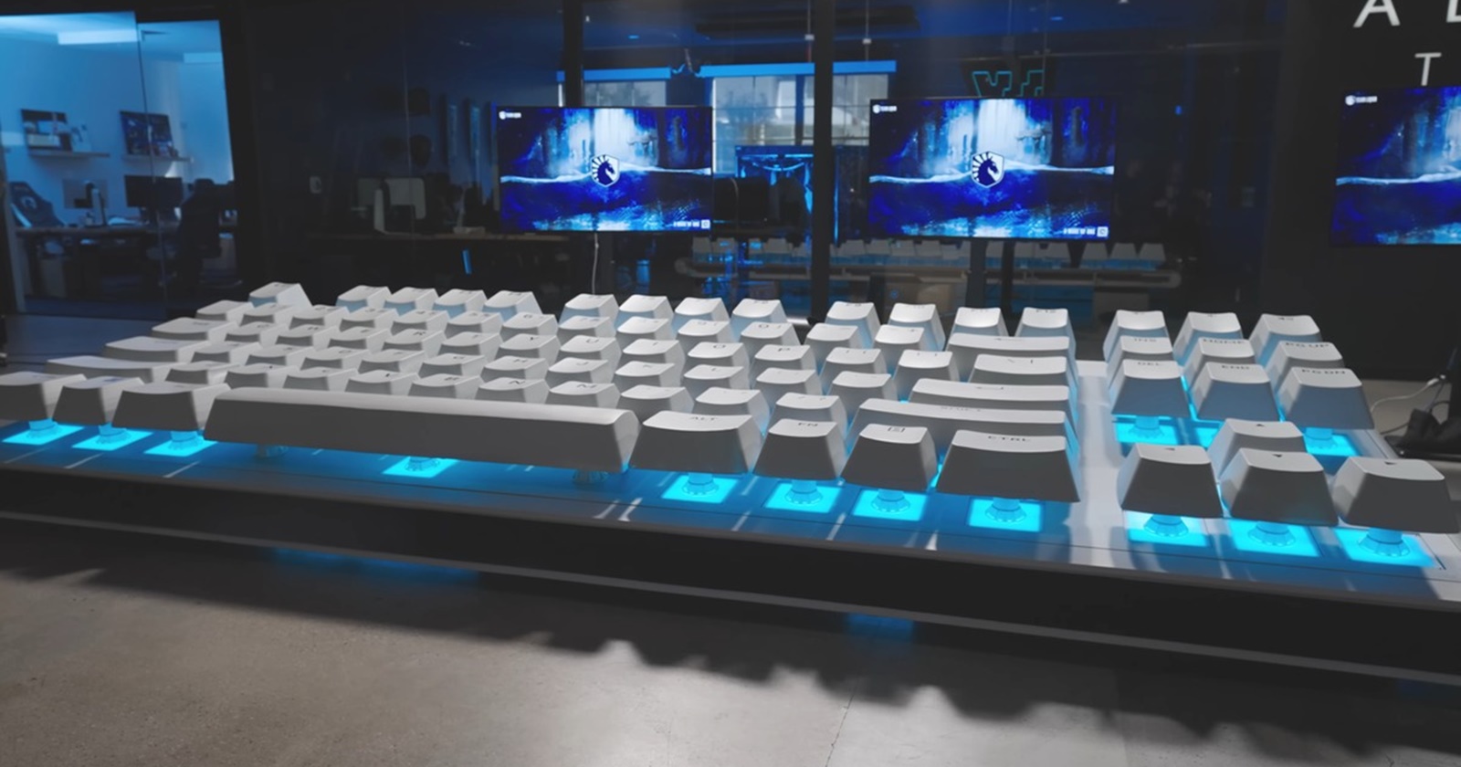 Want the biggest? Here’s a 5-meter gaming keyboard!