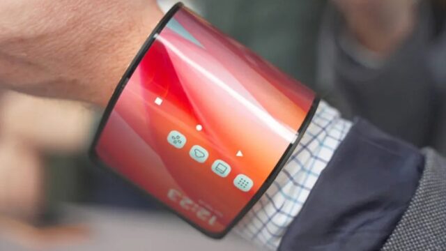 Rollable Motorola phone released at MWC 2024!