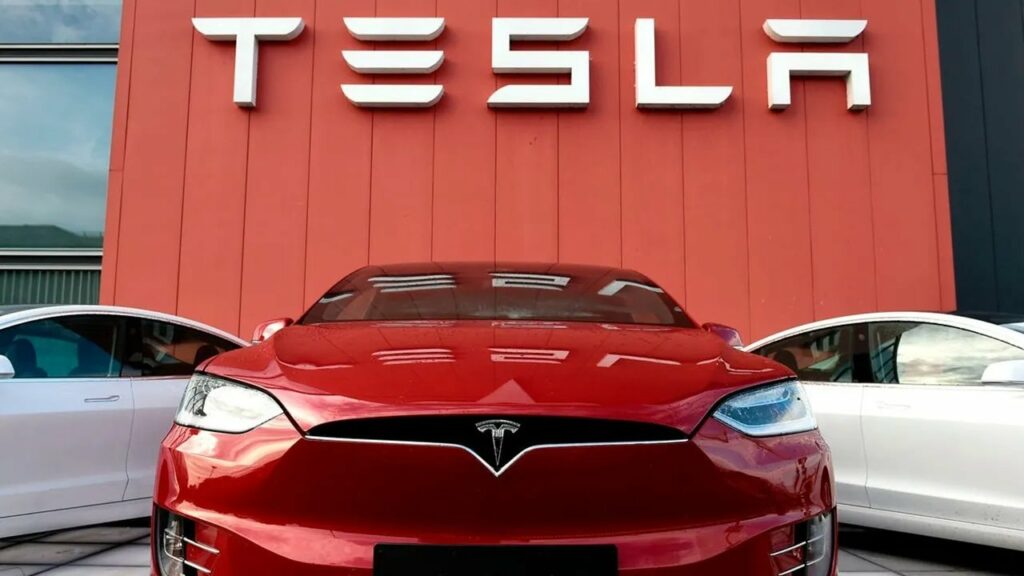 Tesla plans to lay off thousands of employees