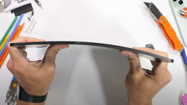 M4 iPad Pro in bending test! Thinness is a pain in the ass