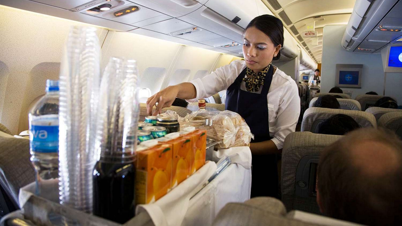 A passenger who spilled tea on himself is suing JetBlue airline!