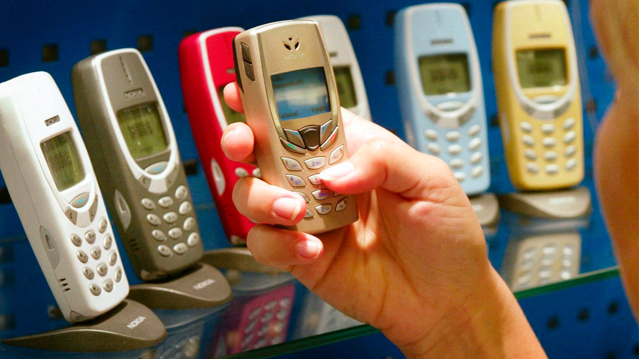 This School Replaced All Smartphones with Nokia Feature Phones!