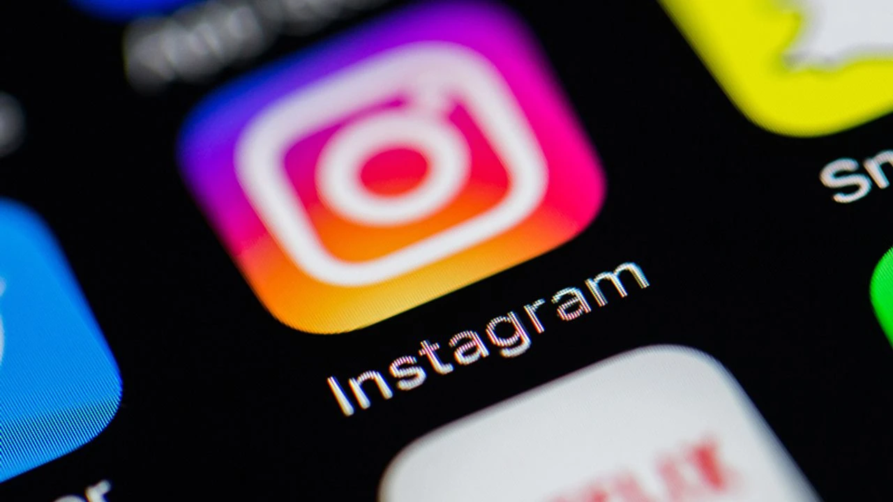 Instagram has launched a feature that will mix up Stories!