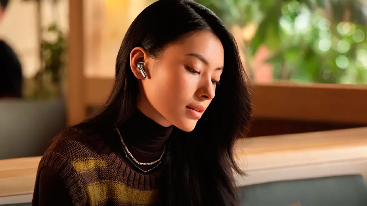 Earbuds with 43-Hour Battery Support: OPPO Enco X3 Premium