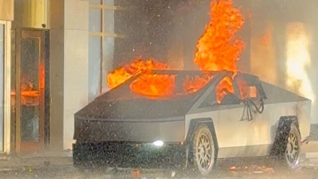 Tesla Cybertruck explosion in Las Vegas: AI involvement revealed!