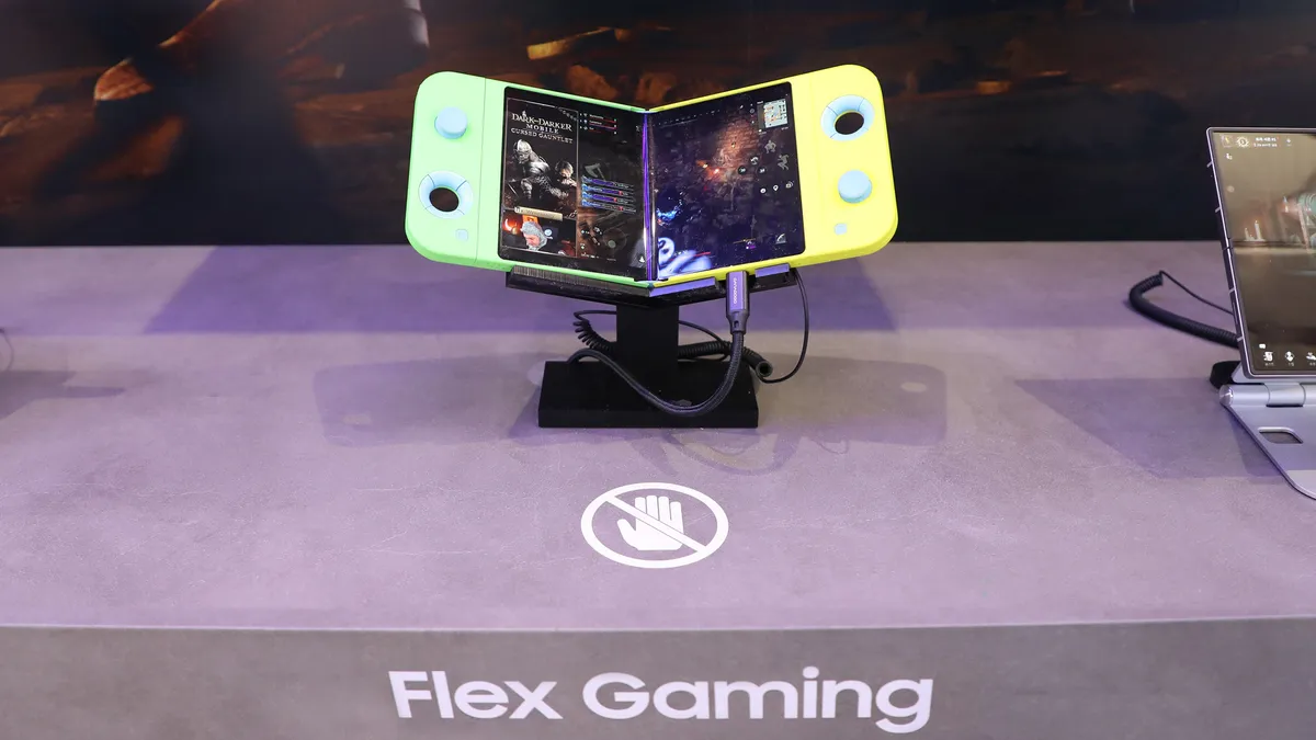 Samsung exhibited its foldable handheld console at MWC 2025!