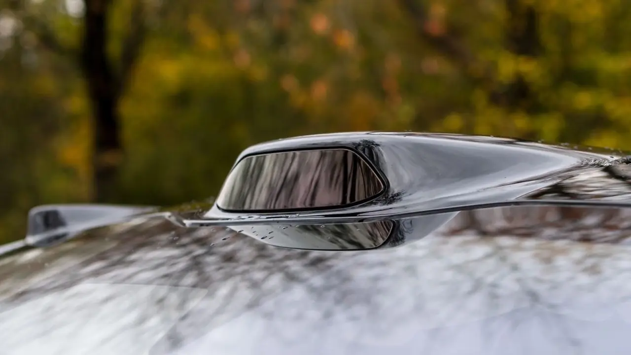 Does the lidar sensor in cars disrupt phone cameras?