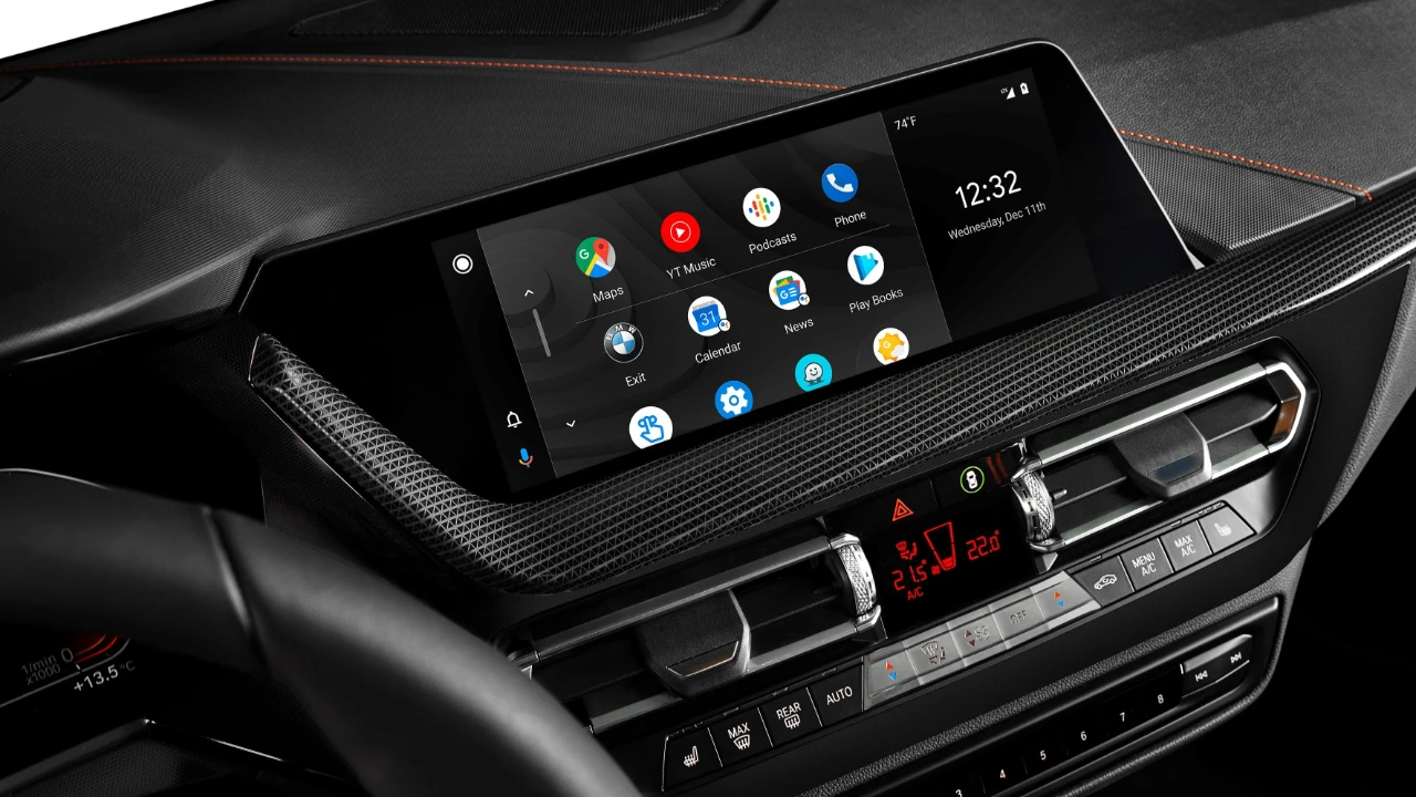 Samsung unveils Auto DeX, a rival to Android Auto.