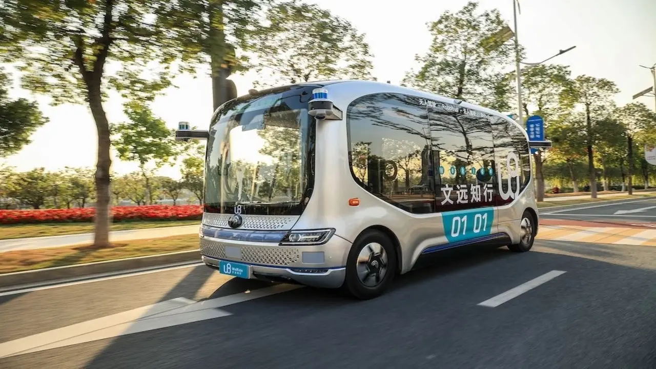 Autonomous bus begins operating in China!