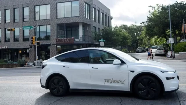 Tesla expands its robotaxi service