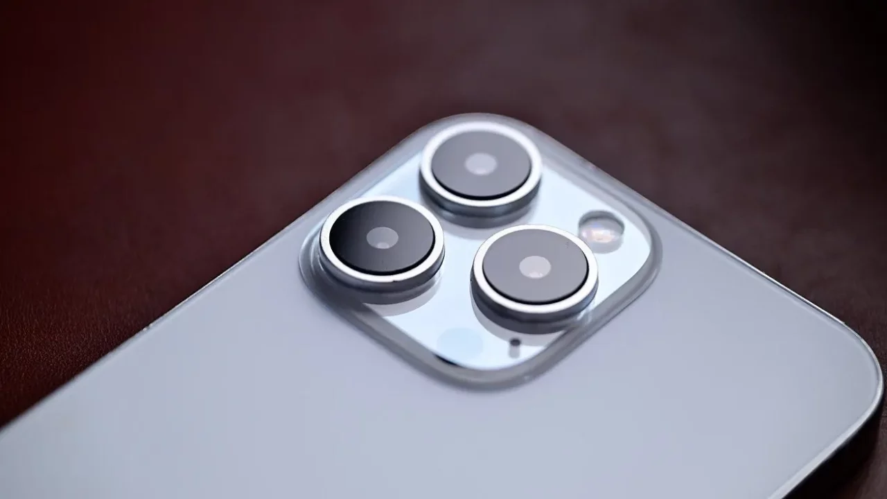 Apple begins developing a camera sensor