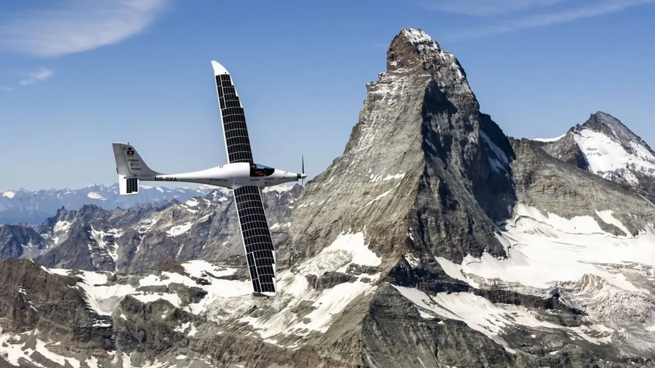 Solar-powered plane breaks record