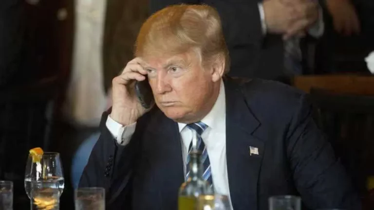 trump-mobile-fake-iphone-samsung-25