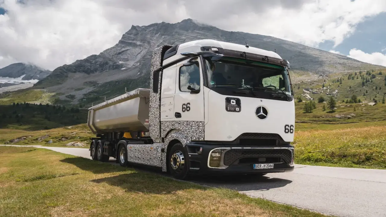 Daimler is coming with its hydrogen-powered tractor