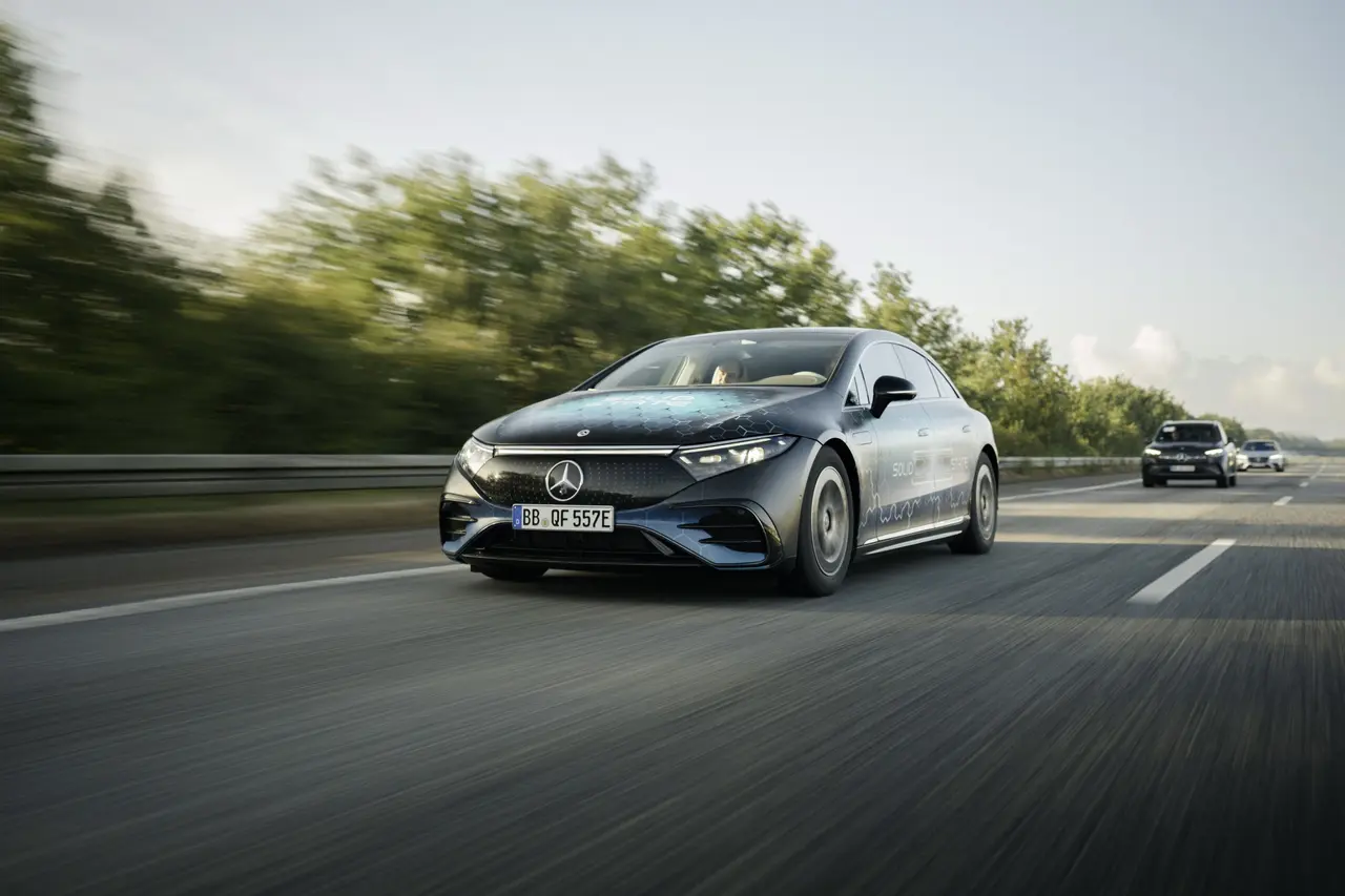 Mercedes-Benz EQS breaks range record