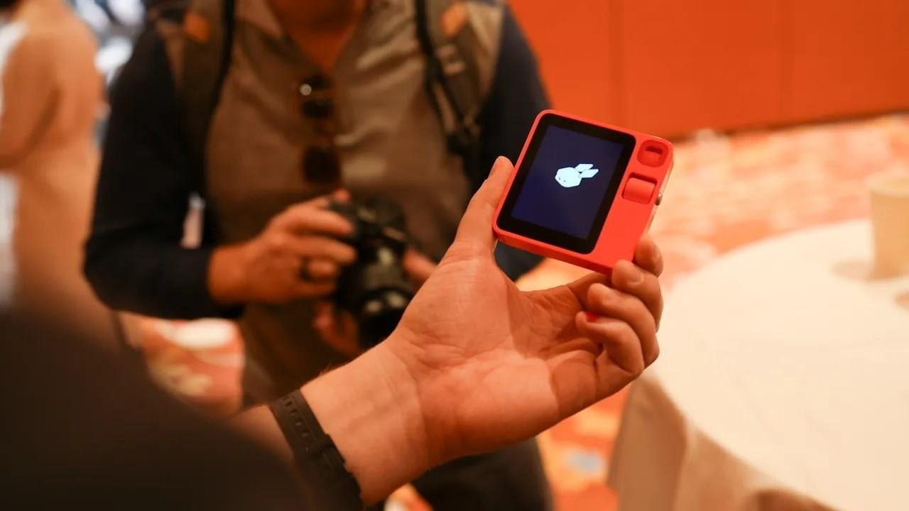 Rabbit R1 gets a lifeline with RabbitOS 2 update - ShiftDelete.Net Global
