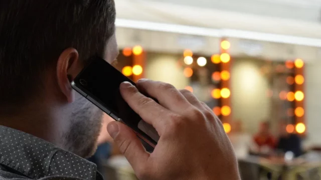 neon-mobile-app-pays-for-phone-calls-1