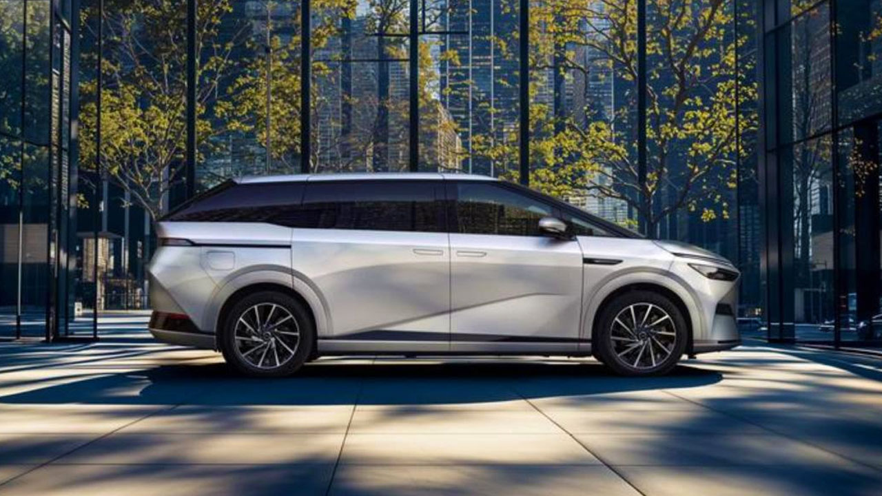 XPeng unveils its first hybrid MPV, the X9 PowerX!