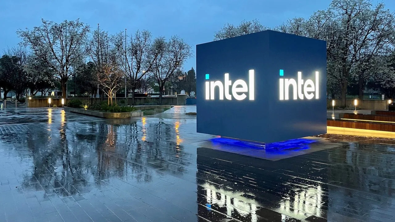 Intel sues 10-year employee