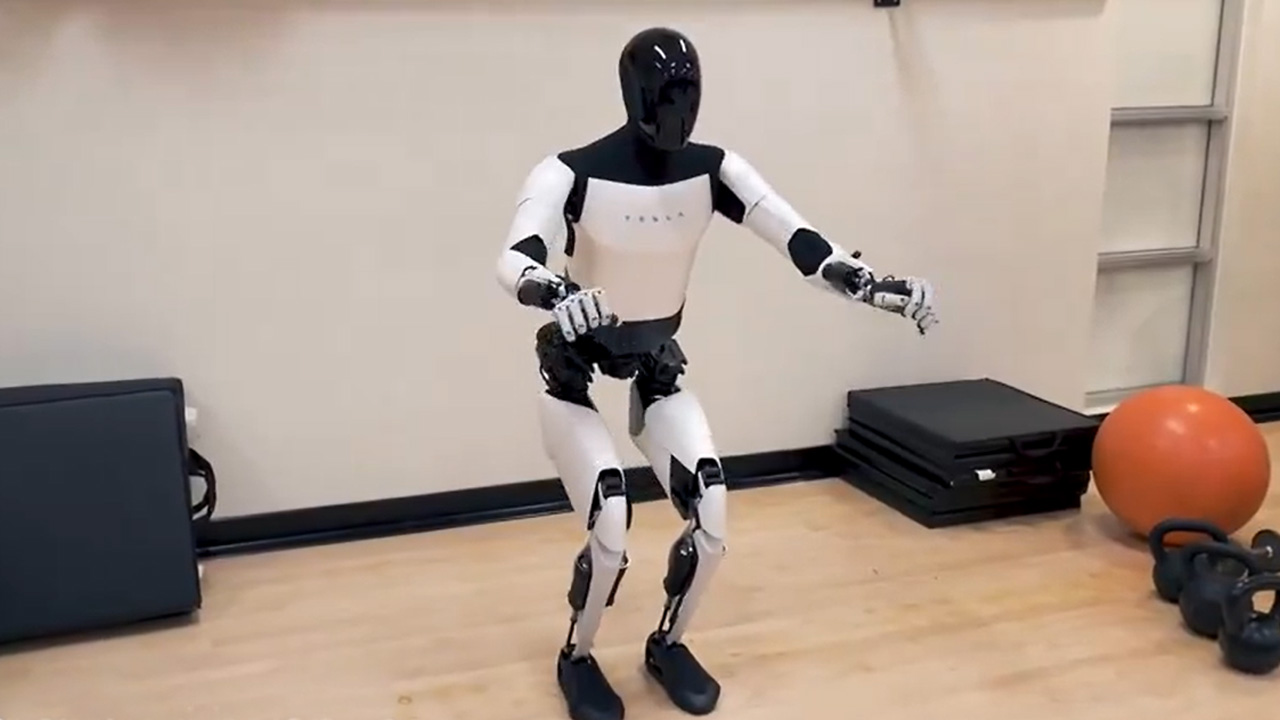 Tesla’s Optimus Robot Falls Off Stage