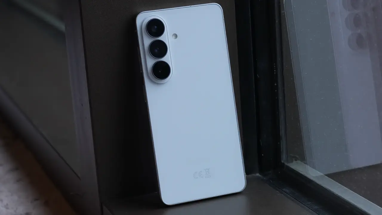 Samsung Galaxy S26 front and back view