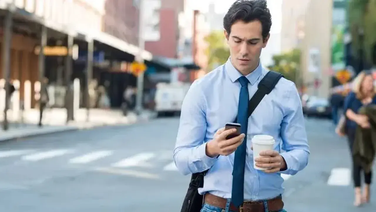 Italy Introduces Fines for Pedestrians Using Phones While Crossing