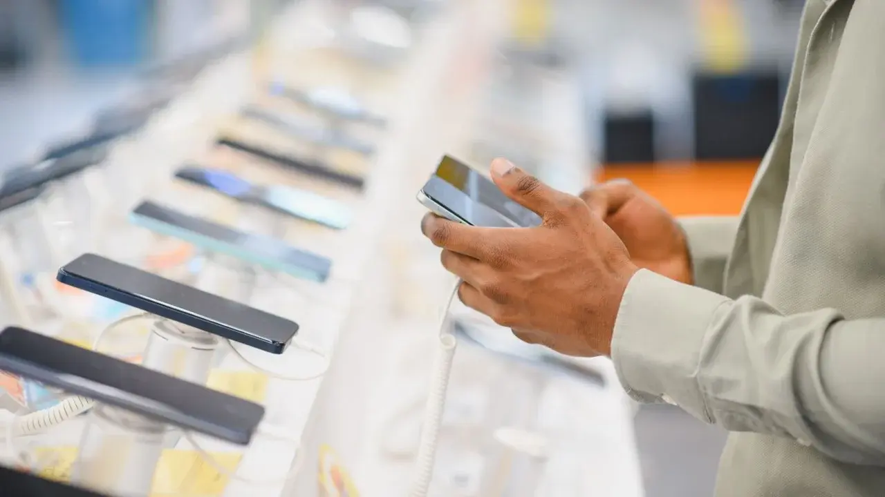 US Smartphone Sales Decline as Device Prices Rise Sharply