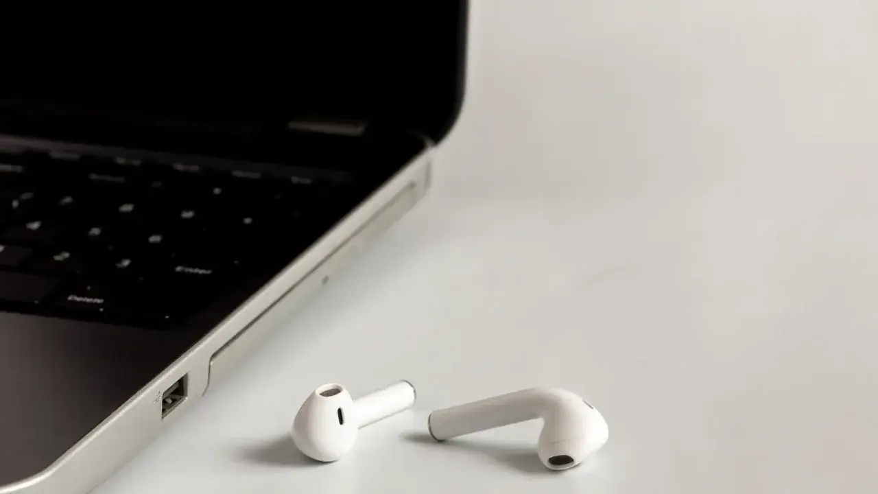 Apple Maintains Dominance as TWS Earphone Market Shrinks in 2026