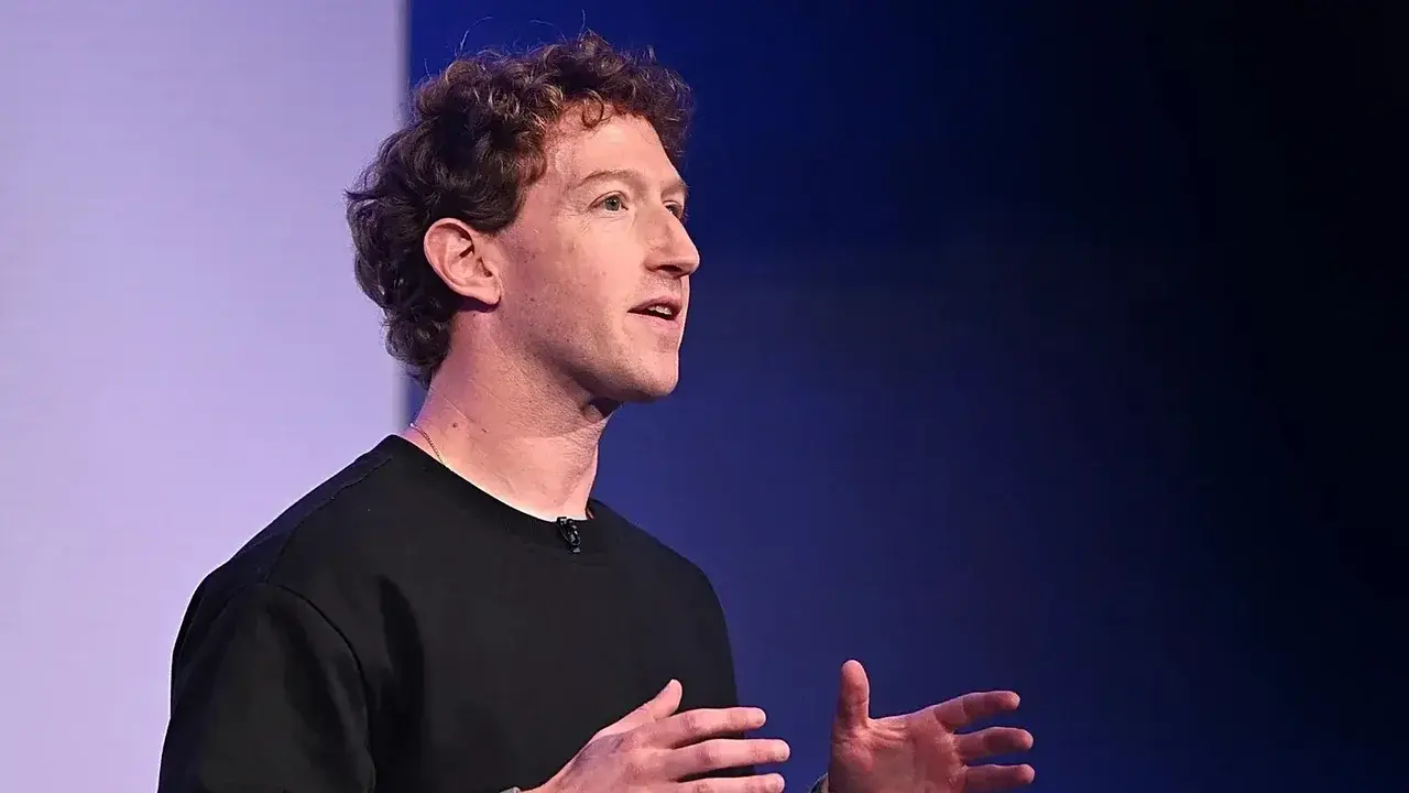 Mark Zuckerberg Surprises Tech Fans With Samsung Phone Choice