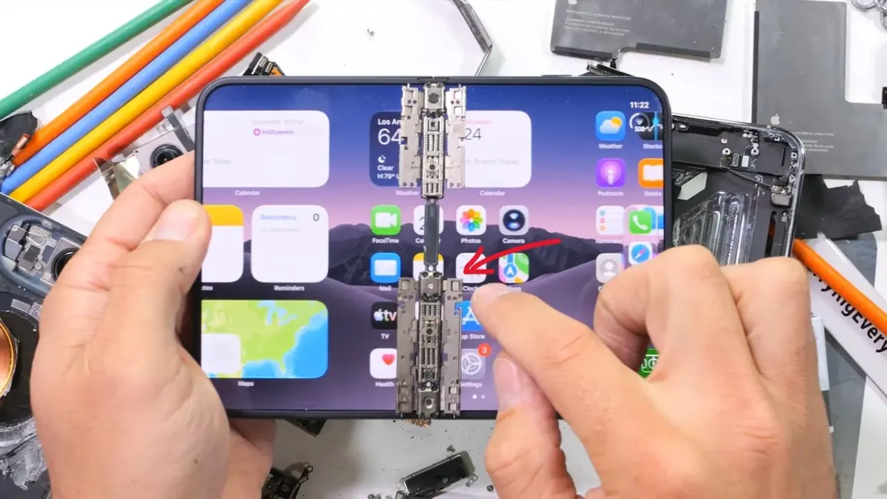 iPhone Duo Screen Cracks Linked to Internal Hinge Flaw